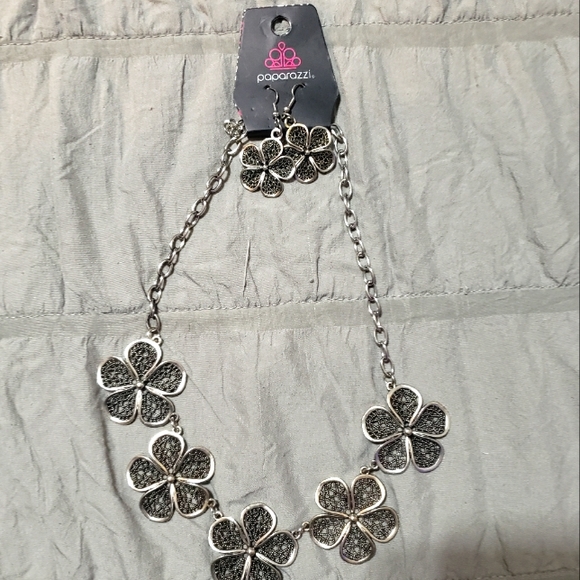 Paparazzi Silver Mesh Flower Statement Necklace & Earring Set - Picture 2 of 16